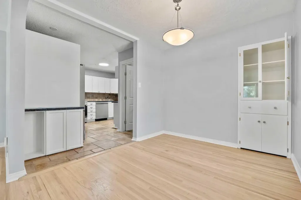 15 Hunter Street NW Calgary AB T2K 2B8