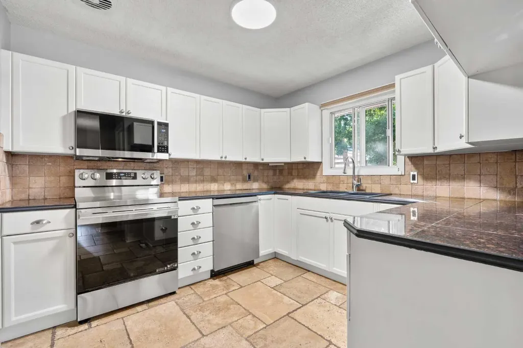 15 Hunter Street NW Calgary AB T2K 2B8
