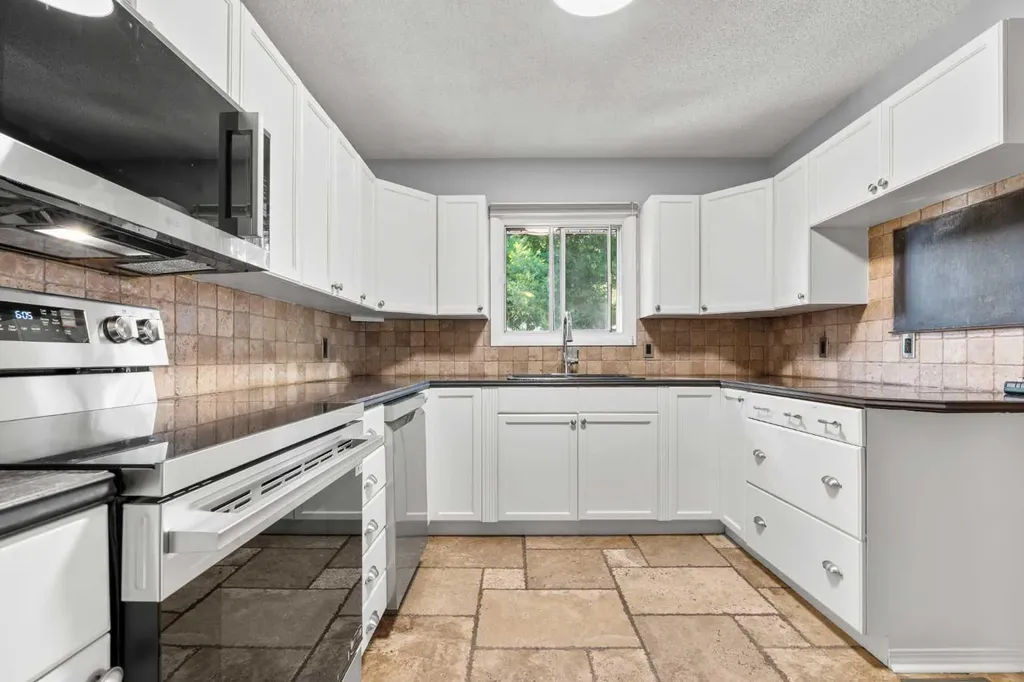 15 Hunter Street NW Calgary AB T2K 2B8