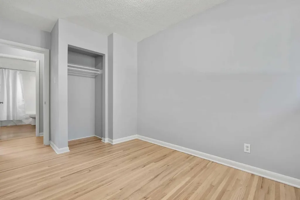 15 Hunter Street NW Calgary AB T2K 2B8