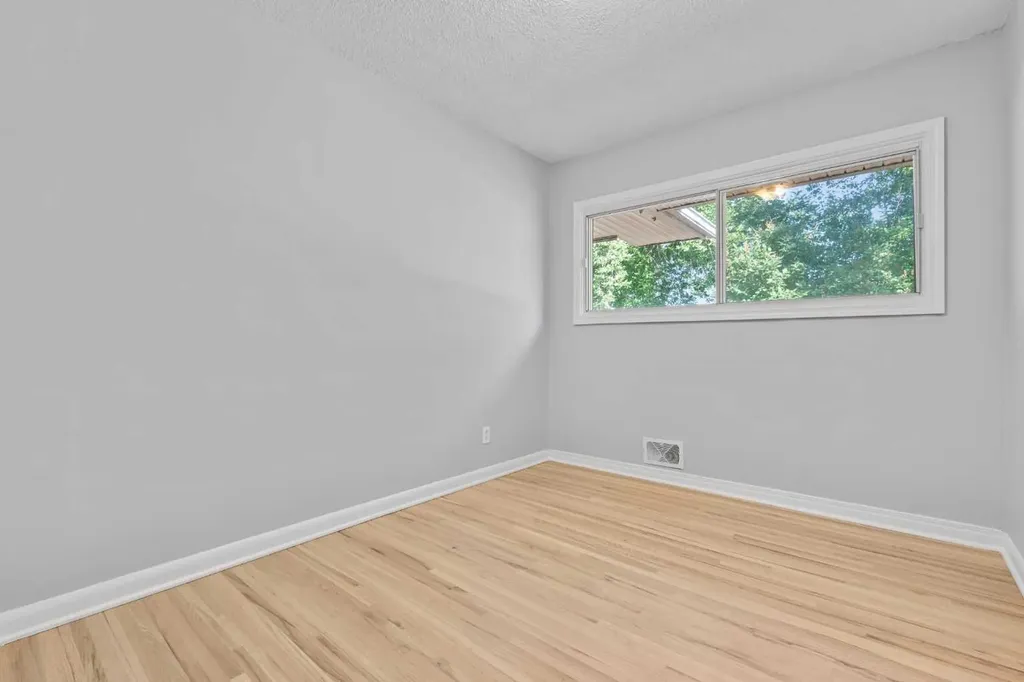 15 Hunter Street NW Calgary AB T2K 2B8