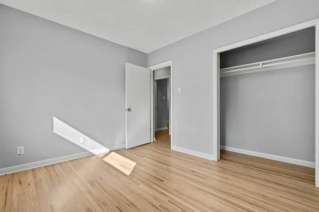 15 Hunter Street NW Calgary AB T2K 2B8