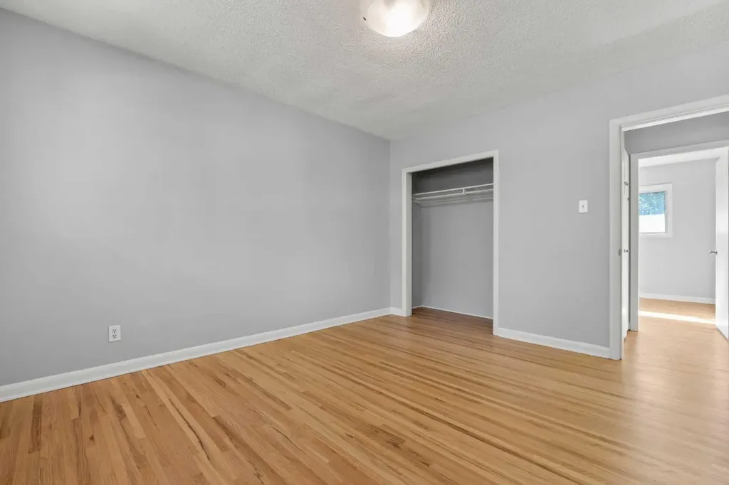 15 Hunter Street NW Calgary AB T2K 2B8
