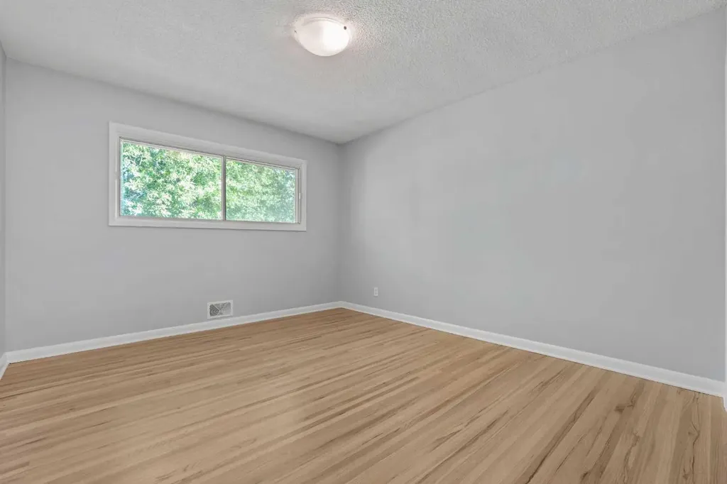 15 Hunter Street NW Calgary AB T2K 2B8