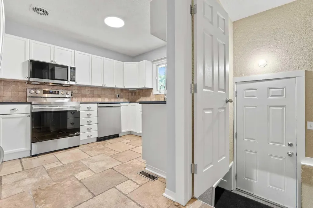 15 Hunter Street NW Calgary AB T2K 2B8