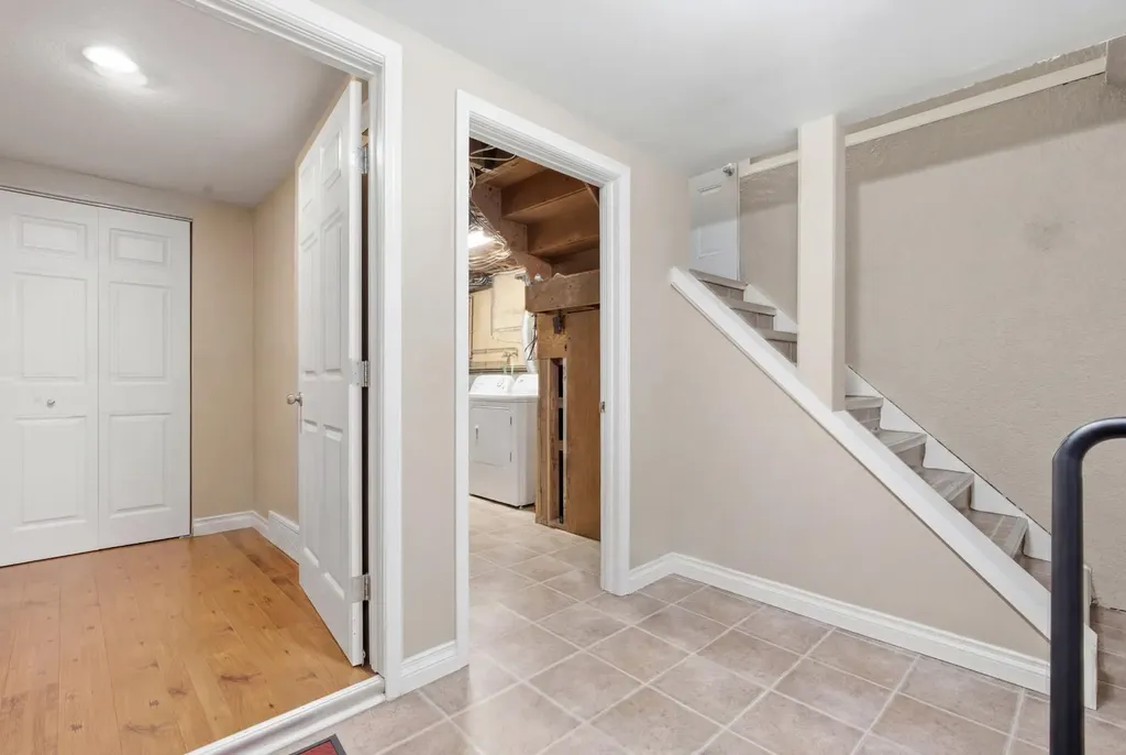15 Hunter Street NW Calgary AB T2K 2B8