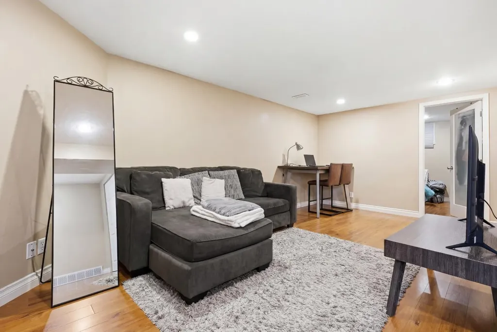 15 Hunter Street NW Calgary AB T2K 2B8