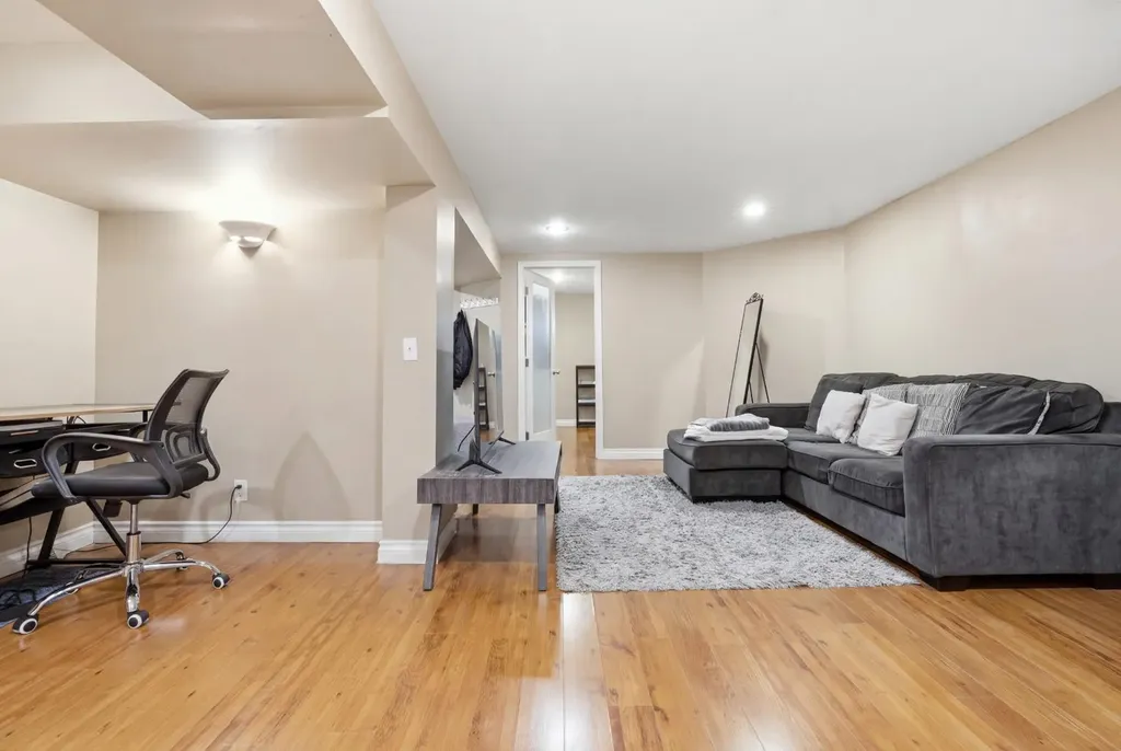 15 Hunter Street NW Calgary AB T2K 2B8