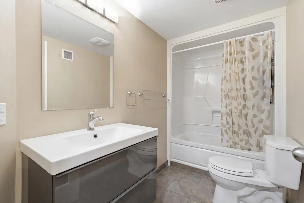 15 Hunter Street NW Calgary AB T2K 2B8
