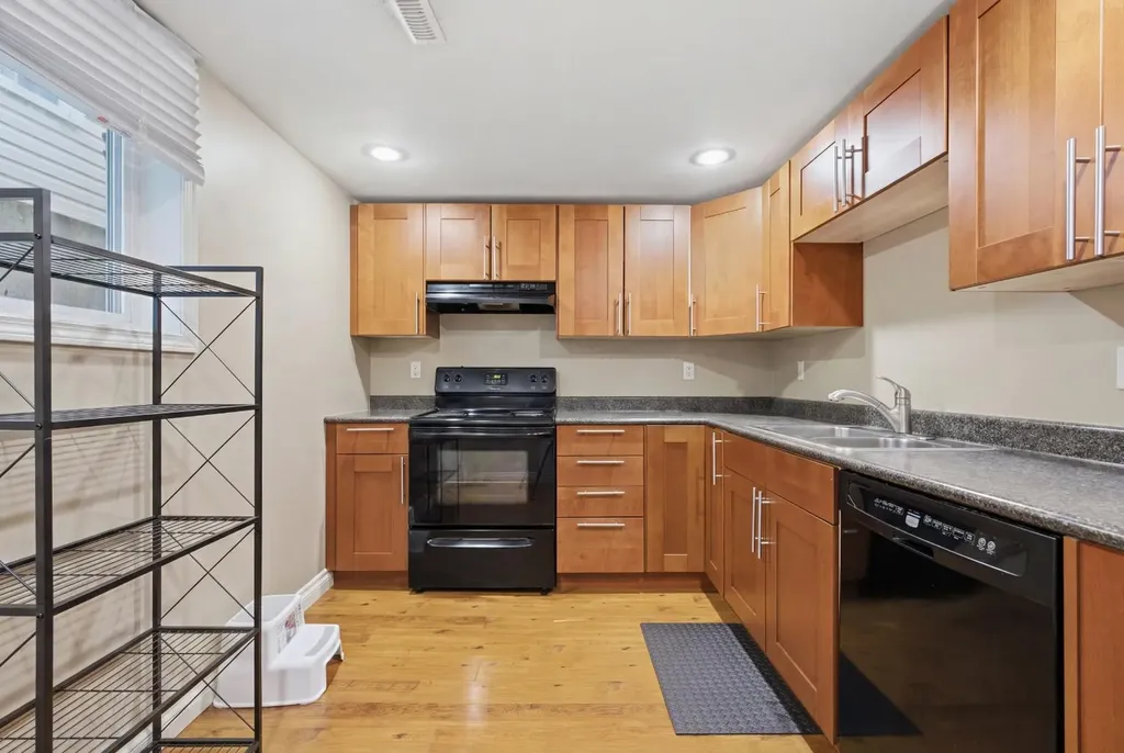 15 Hunter Street NW Calgary AB T2K 2B8