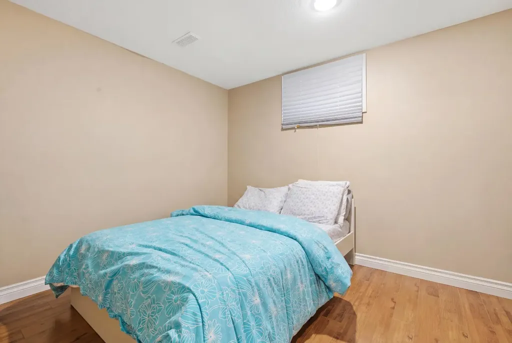 15 Hunter Street NW Calgary AB T2K 2B8