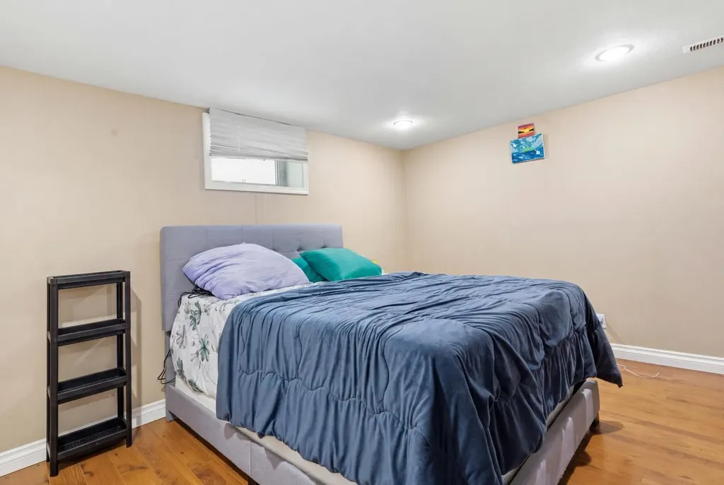 15 Hunter Street NW Calgary AB T2K 2B8