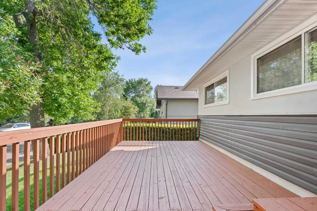 15 Hunter Street NW Calgary AB T2K 2B8