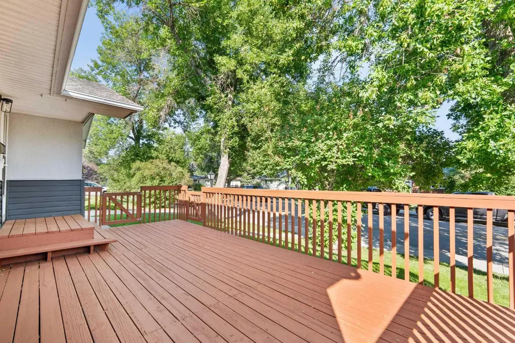 15 Hunter Street NW Calgary AB T2K 2B8