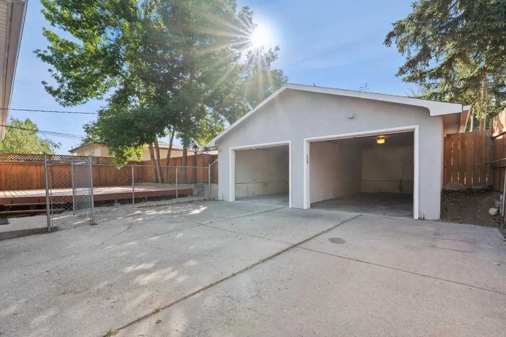 15 Hunter Street NW Calgary AB T2K 2B8