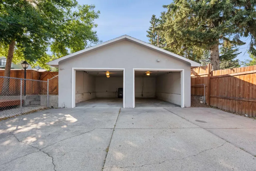 15 Hunter Street NW Calgary AB T2K 2B8
