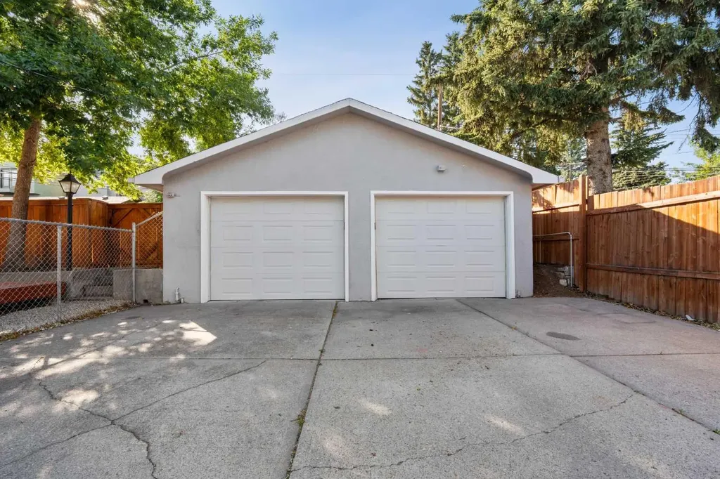 15 Hunter Street NW Calgary AB T2K 2B8