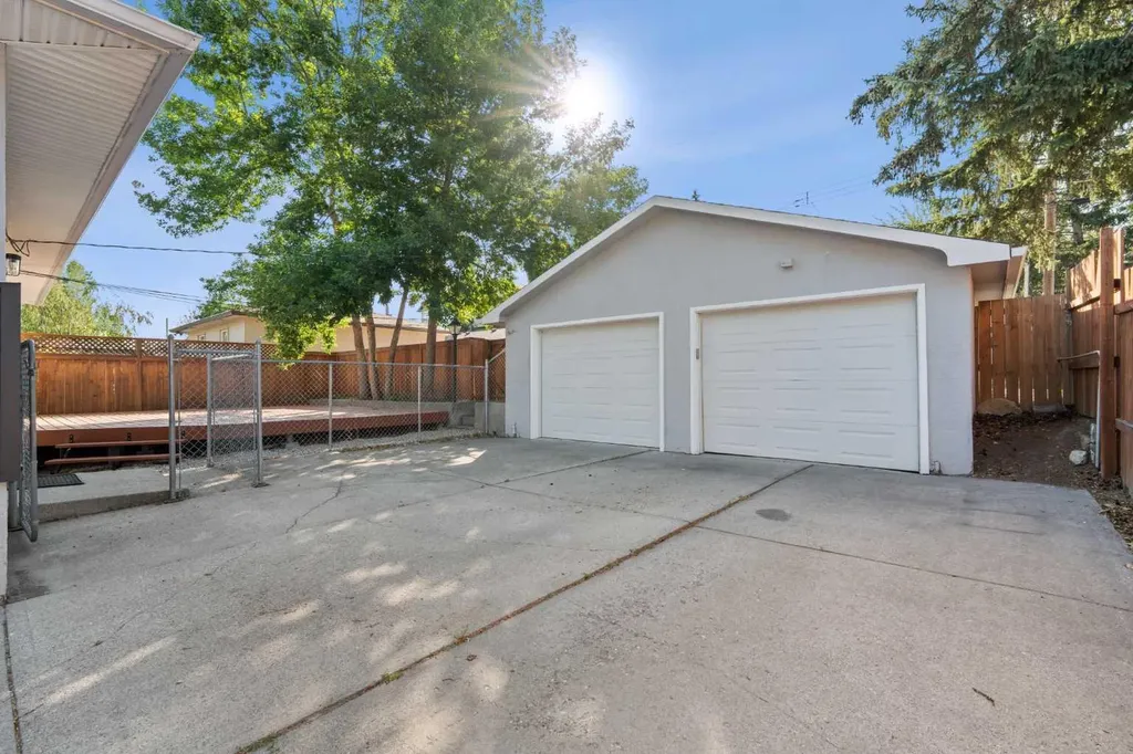 15 Hunter Street NW Calgary AB T2K 2B8