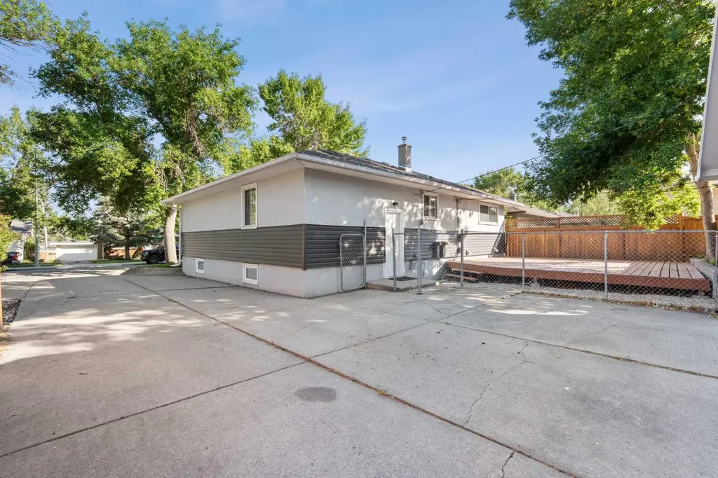 15 Hunter Street NW Calgary AB T2K 2B8