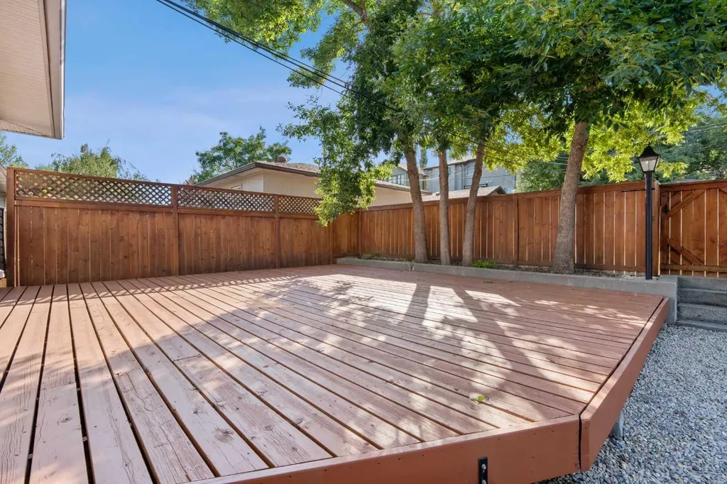 15 Hunter Street NW Calgary AB T2K 2B8
