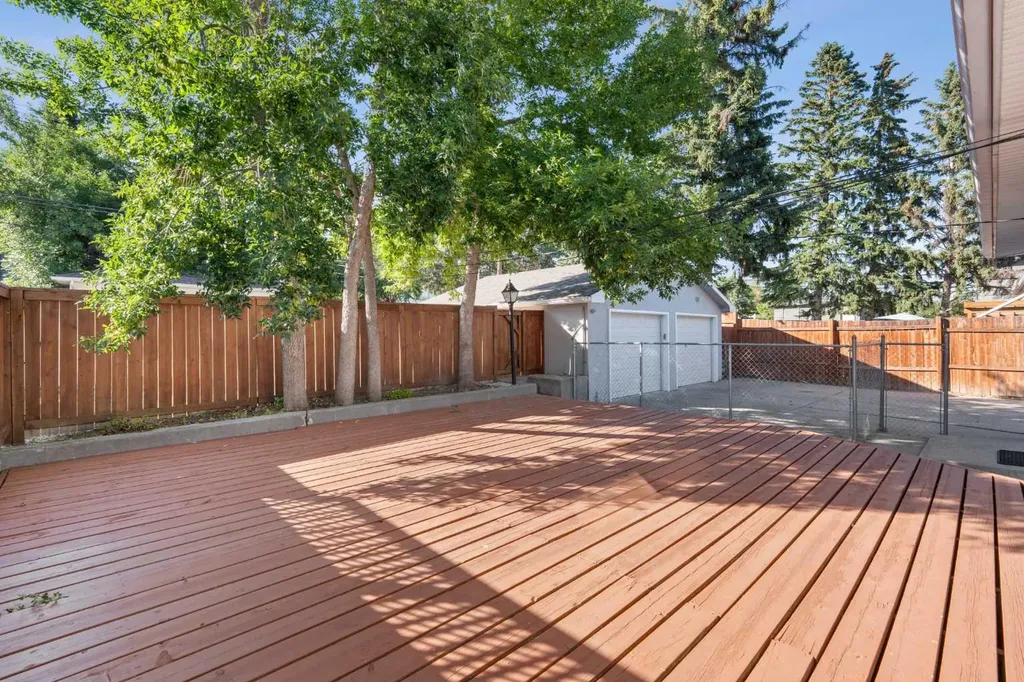 15 Hunter Street NW Calgary AB T2K 2B8