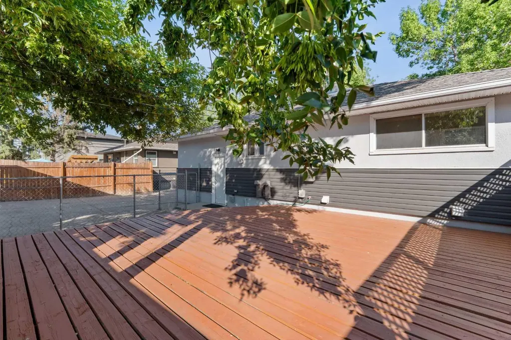 15 Hunter Street NW Calgary AB T2K 2B8