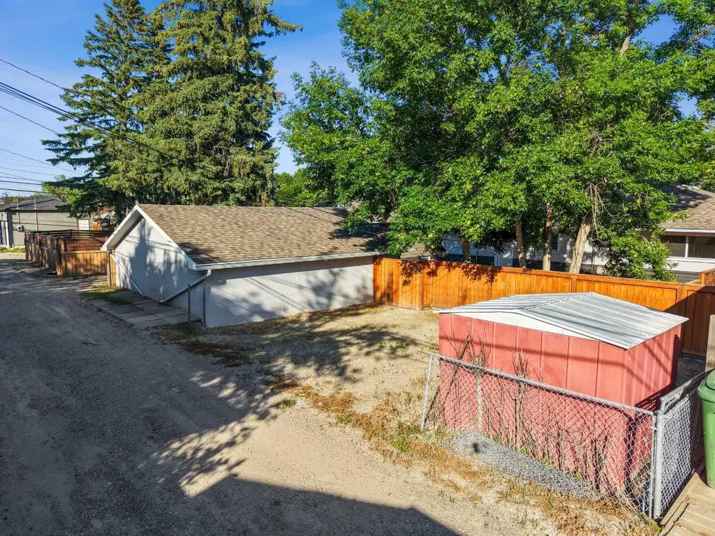 15 Hunter Street NW Calgary AB T2K 2B8