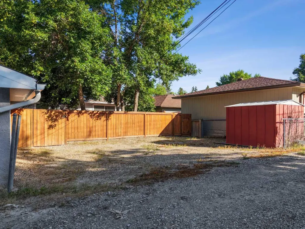 15 Hunter Street NW Calgary AB T2K 2B8