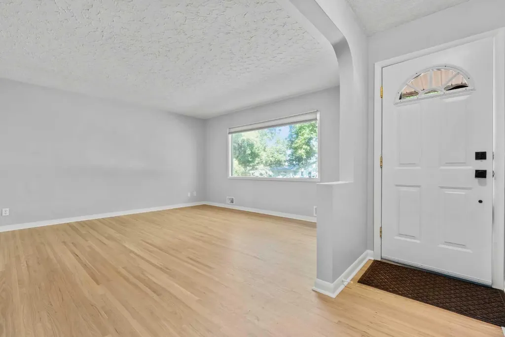 15 Hunter Street NW Calgary AB T2K 2B8