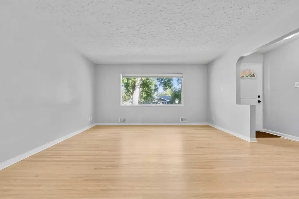 15 Hunter Street NW Calgary AB T2K 2B8
