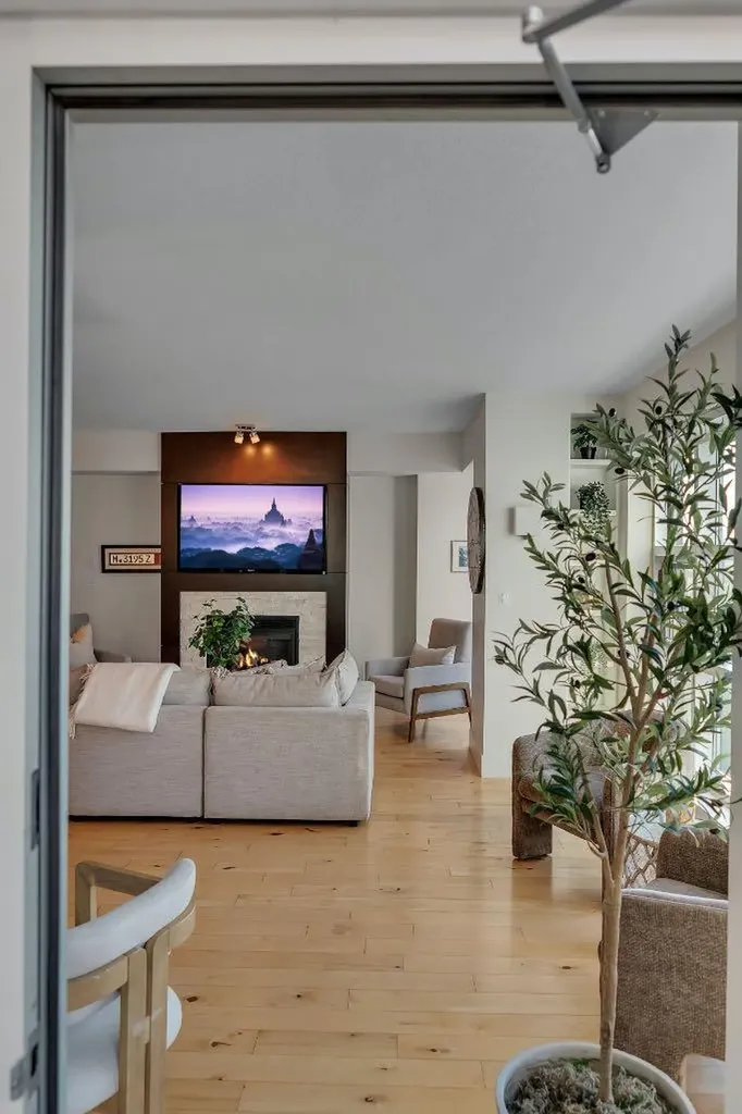 110 7 Street SW Calgary AB T2P 5M9