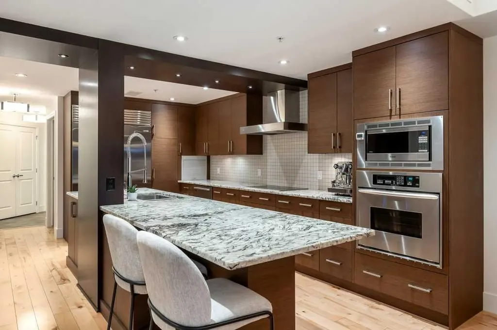 110 7 Street SW Calgary AB T2P 5M9