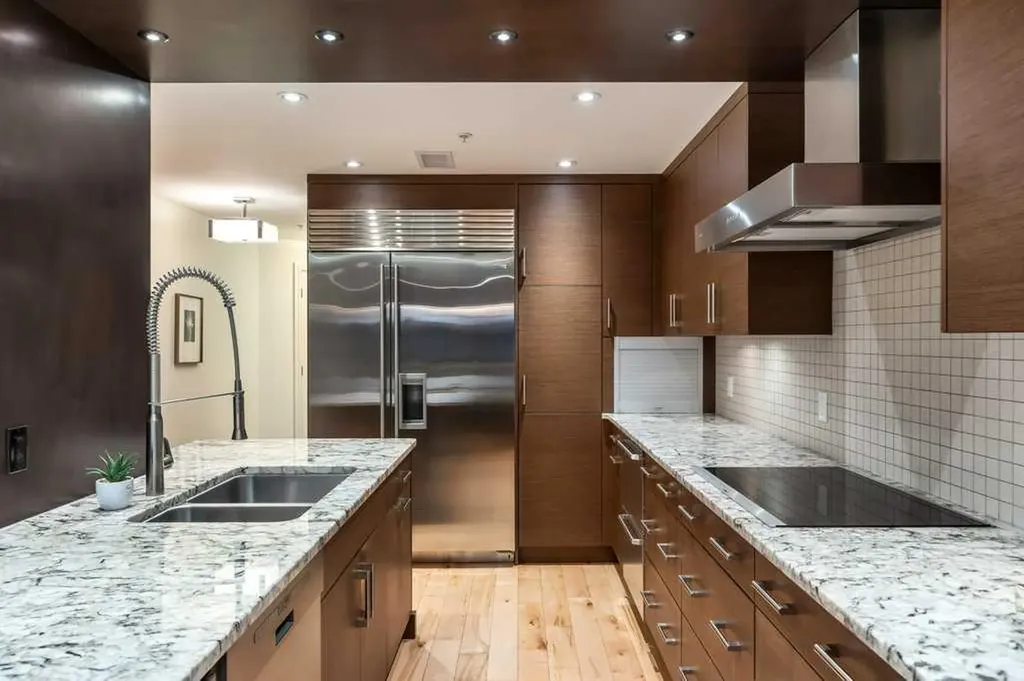 110 7 Street SW Calgary AB T2P 5M9