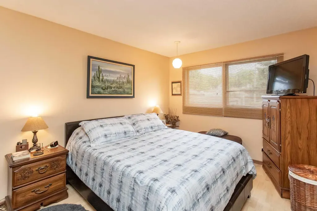 5423 47 Avenue Lacombe AB T4L 1M9