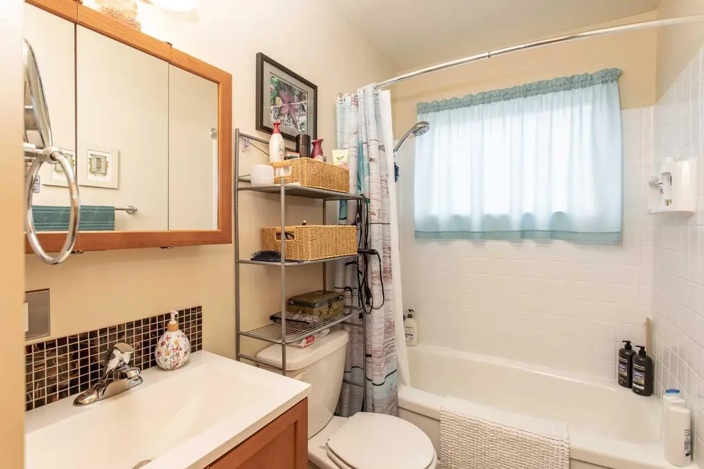 5423 47 Avenue Lacombe AB T4L 1M9