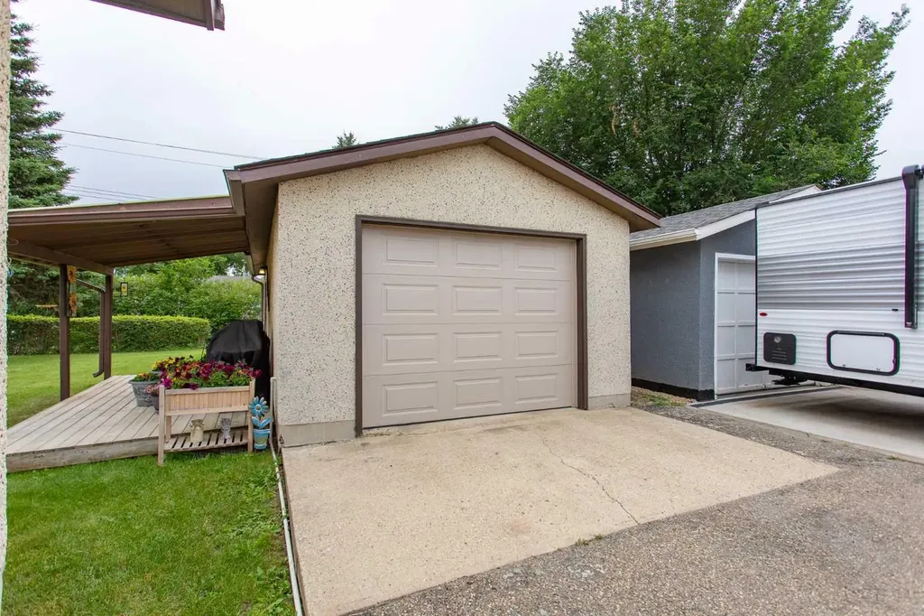 5423 47 Avenue Lacombe AB T4L 1M9