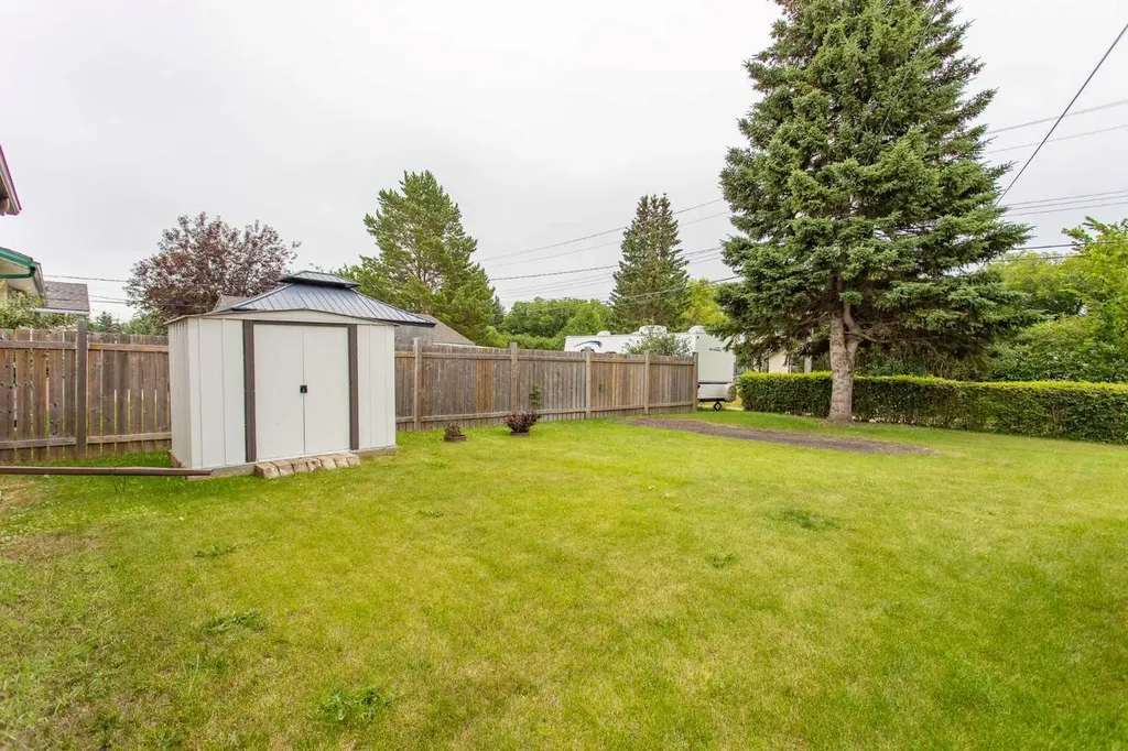 5423 47 Avenue Lacombe AB T4L 1M9
