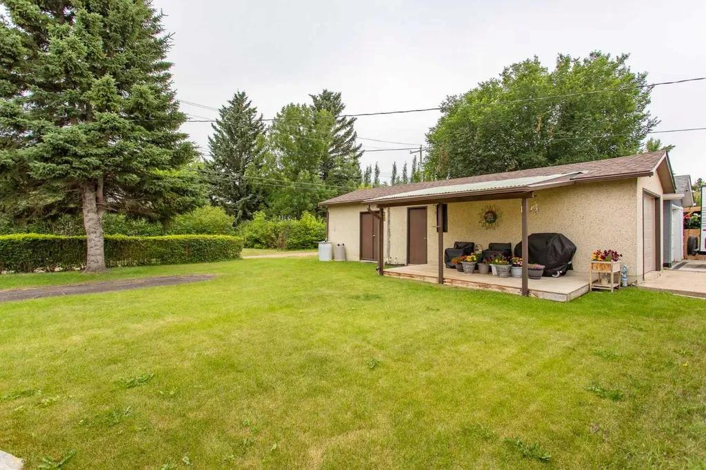 5423 47 Avenue Lacombe AB T4L 1M9