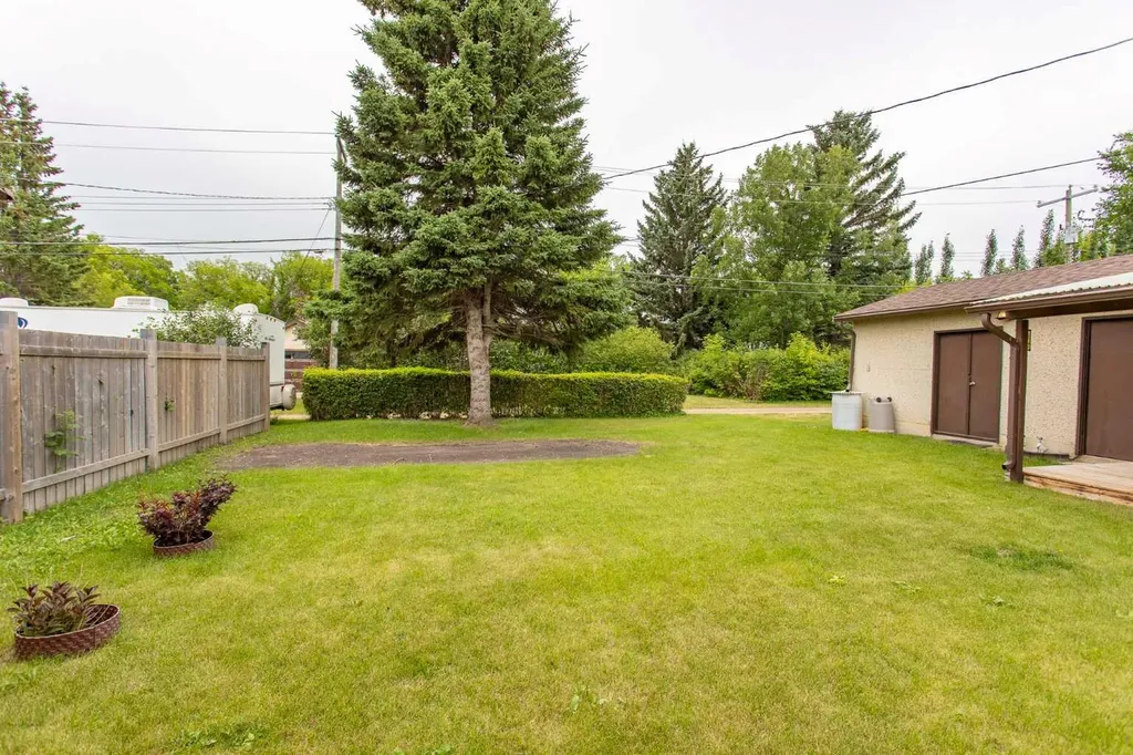 5423 47 Avenue Lacombe AB T4L 1M9