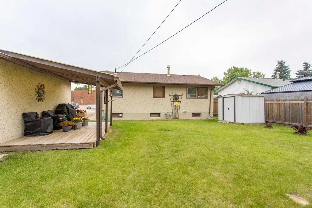 5423 47 Avenue Lacombe AB T4L 1M9