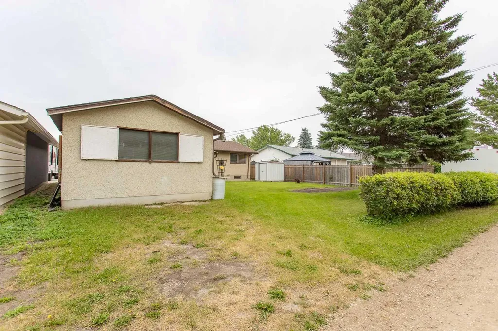 5423 47 Avenue Lacombe AB T4L 1M9