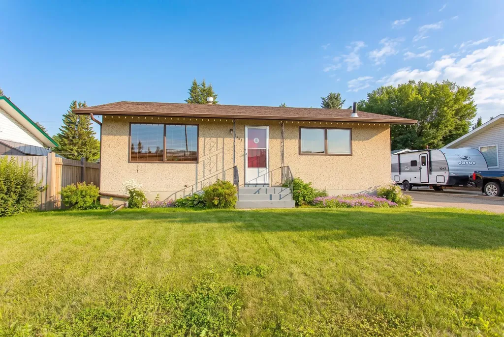 5423 47 Avenue Lacombe AB T4L 1M9