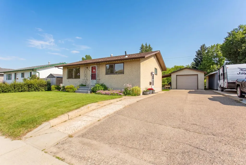 5423 47 Avenue Lacombe AB T4L 1M9