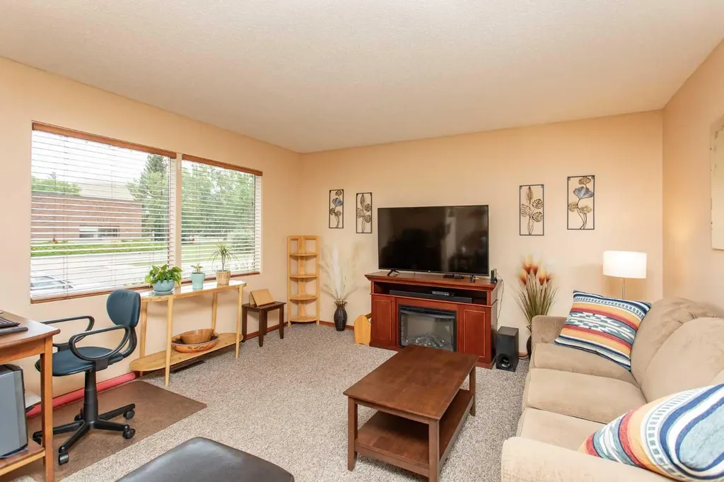 5423 47 Avenue Lacombe AB T4L 1M9