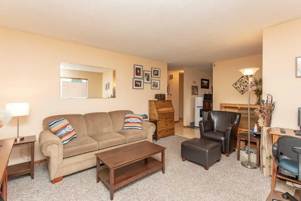 5423 47 Avenue Lacombe AB T4L 1M9