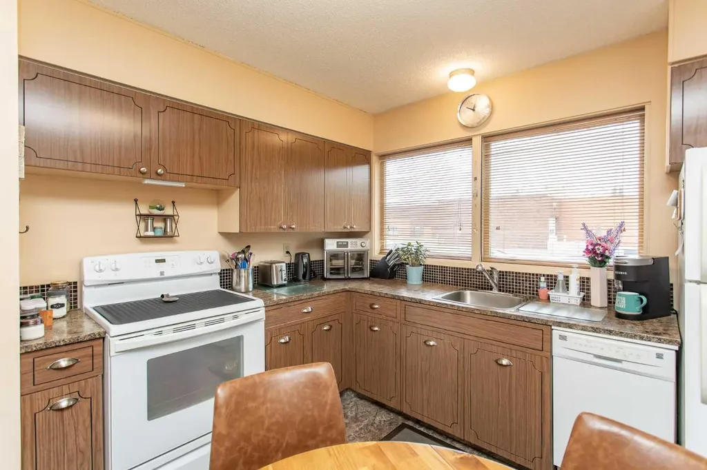 5423 47 Avenue Lacombe AB T4L 1M9