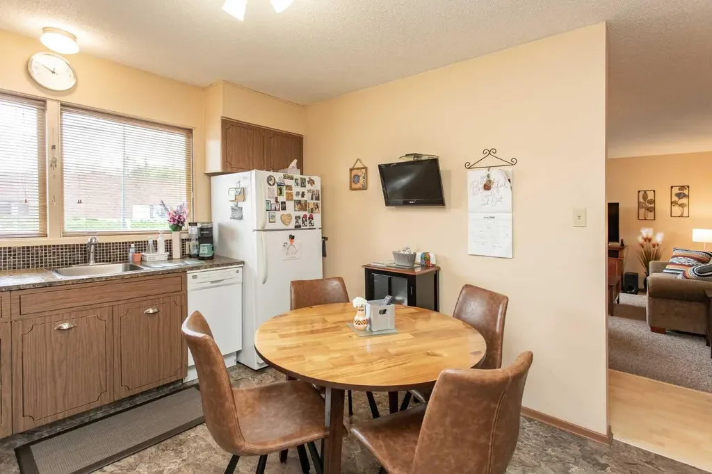 5423 47 Avenue Lacombe AB T4L 1M9