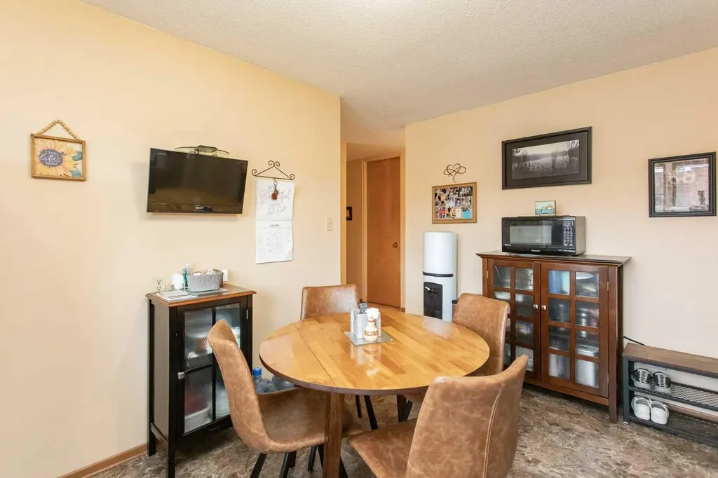 5423 47 Avenue Lacombe AB T4L 1M9