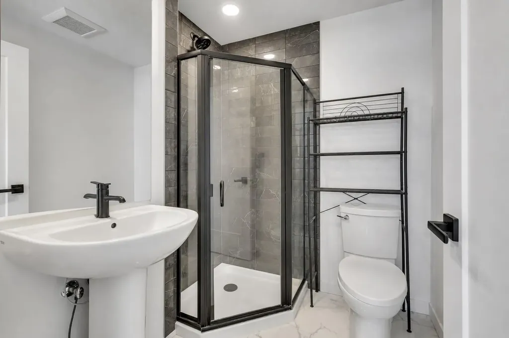171 Greenbriar Place NW Calgary AB T3B 6J3