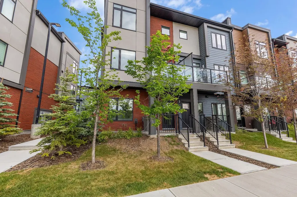 171 Greenbriar Place NW Calgary AB T3B 6J3
